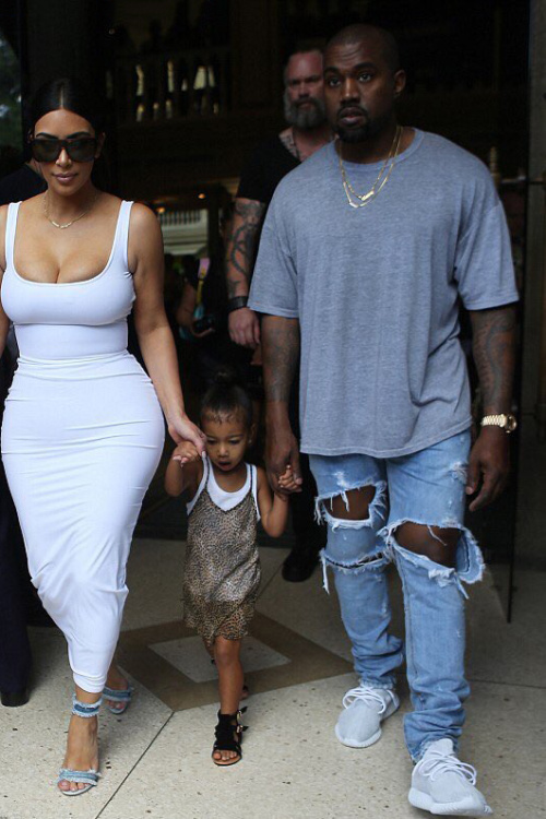 Kanye West usó Yeezy Boost 350 "Triple White" en Cuba