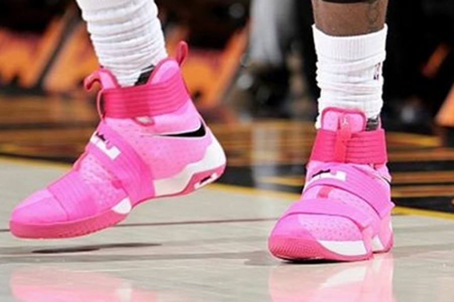 Por qué hay sneakers rosas en las duelas? | Desempacados