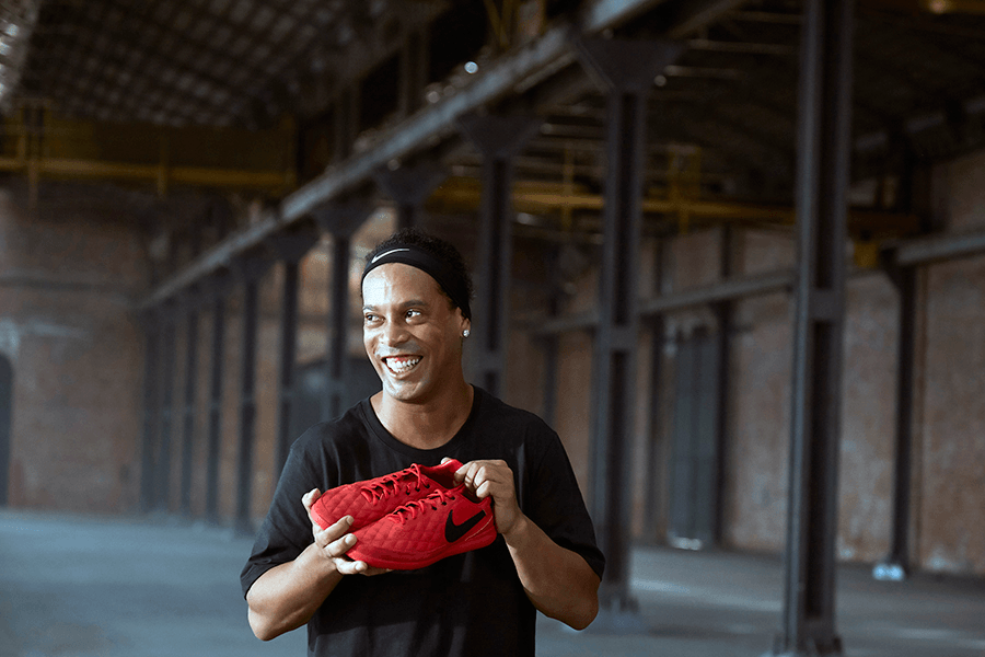 Quien Redada Agrícola Nike tiene un nuevo lanzamiento inspirado en los grandes logros de  Ronaldinho | Desempacados
