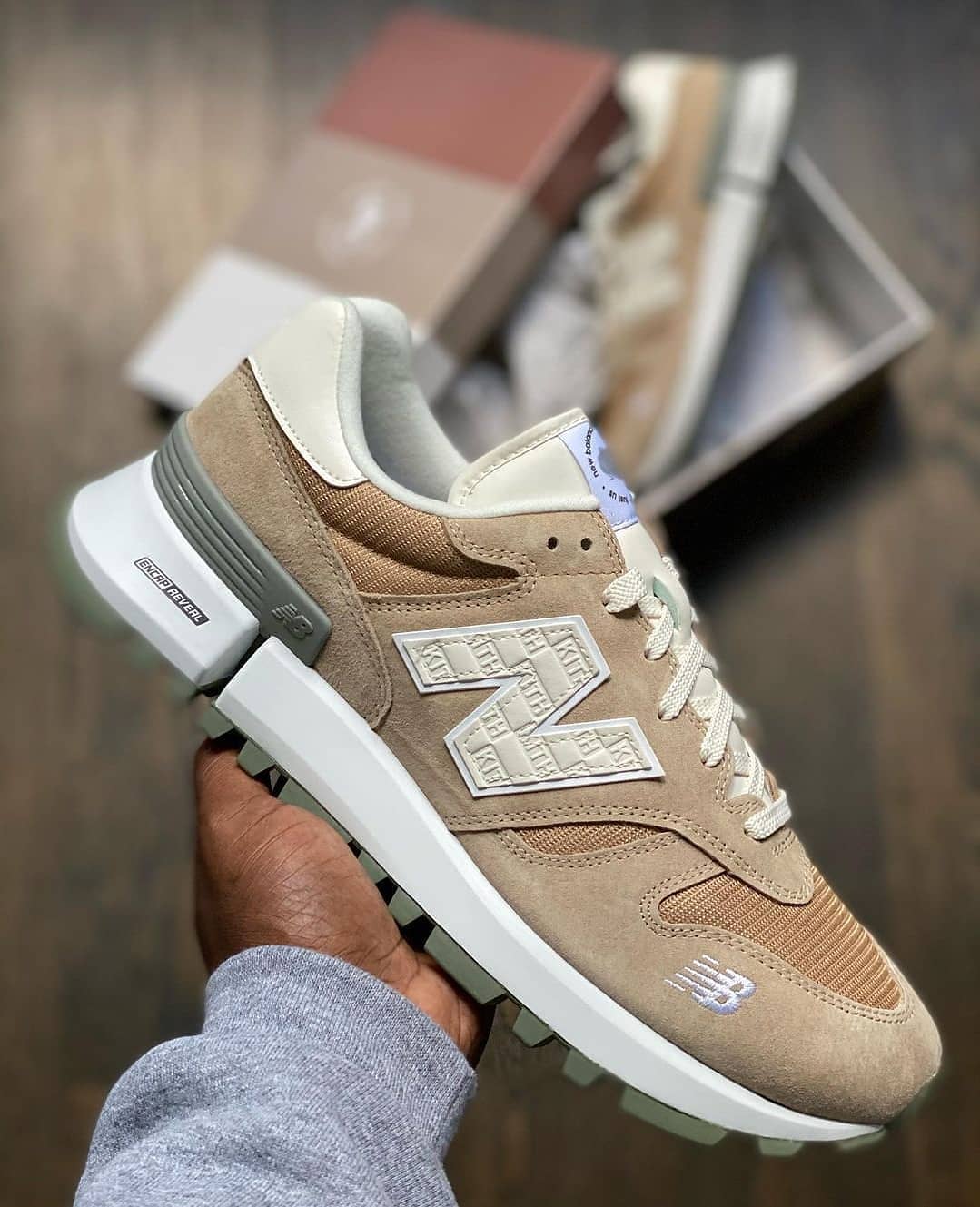 KITH una colección junto a New Balance usando el RC1300 |