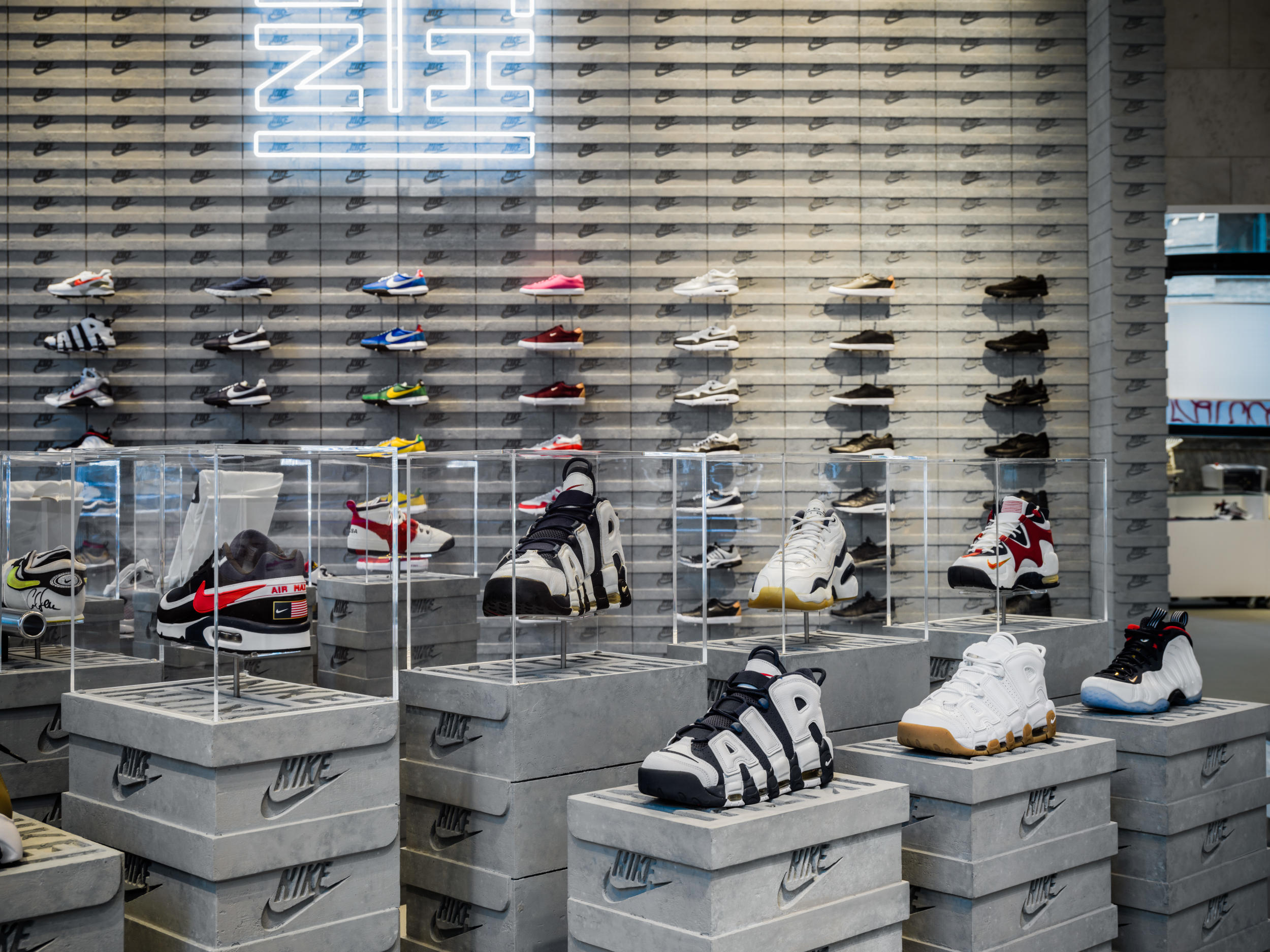 X shop магазин. Nike Sneakers магазин. Витрина кроссовок. Витрина магазина кроссовок. Стеллаж для кроссовок.