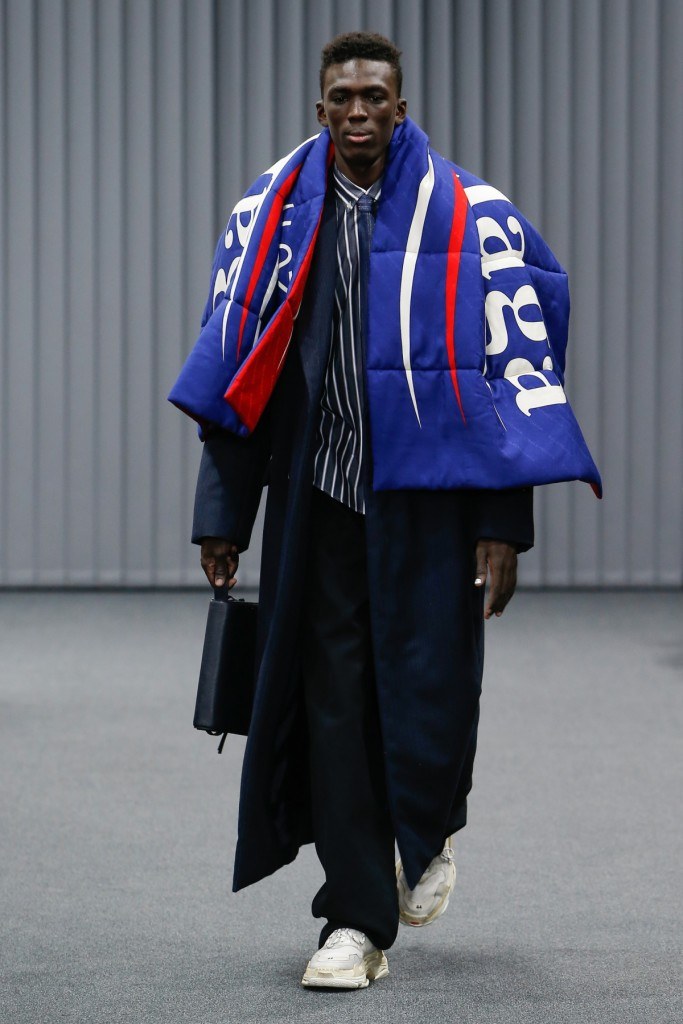 Balenciaga sorprende en las pasarelas con un nuevo par de sneakers